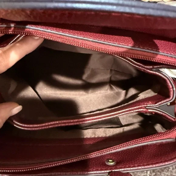 Chic Burgundy Handbag with Gold Accents - Picture 4 of 8